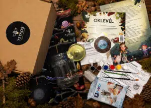 Titkos Kreatív Küldetés gondoskodás doboz tartalma: ecset, gyurma, akrilfesték, rózsafa pálca, befőttesüveg, LED-mécses, küldetéslevél, oklevél és poszter